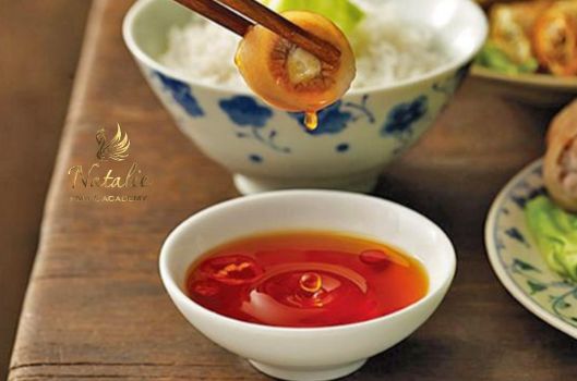 phun môi dính nước có sao không 1 (1)